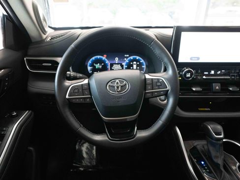 Used 2024 Toyota Highlander Limited FWD image 21