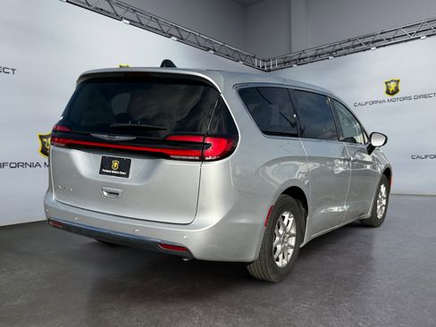 Used 2024 Chrysler Pacifica Touring-L image 5