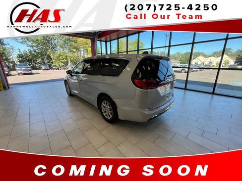 Used 2024 Chrysler Pacifica Touring-L FWD image 4