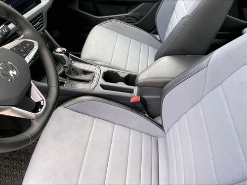 Used 2025 Volkswagen Jetta SE FWD image 20