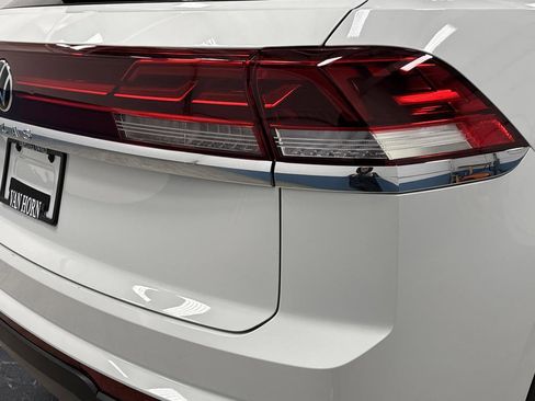 Used 2025 Volkswagen Atlas Cross Sport SE FWD image 29