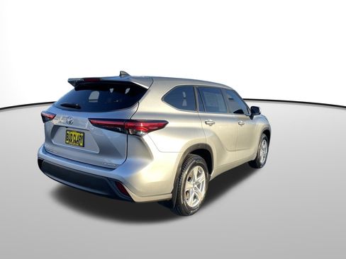 Certified 2023 Toyota Highlander LE image 3