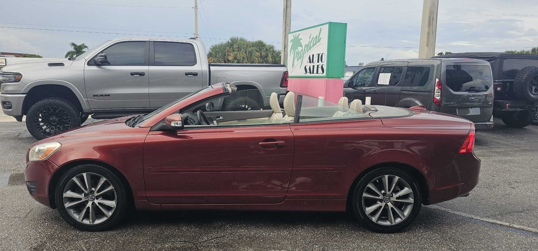 Used 2011 Volvo C70 T5 w/ Convenience Pkg FWD image 2