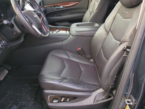 Used 2019 Cadillac Escalade ESV Luxury image 16