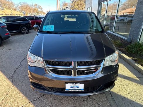 Used 2018 Dodge Grand Caravan SE FWD image 3