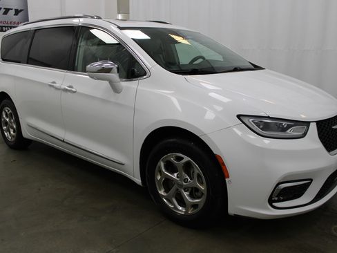Used 2021 Chrysler Pacifica Limited w/ Premium & Safety Sphere Group AWD/4WD image 4
