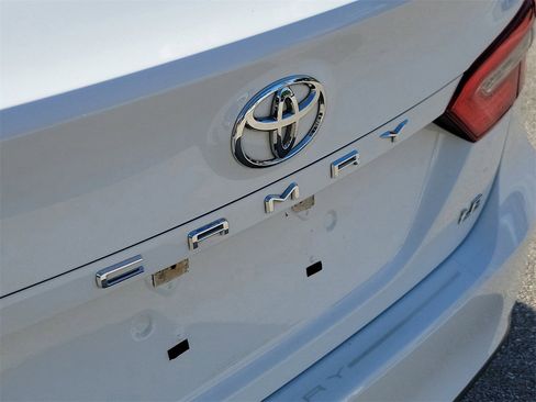 Used 2020 Toyota Camry LE image 6