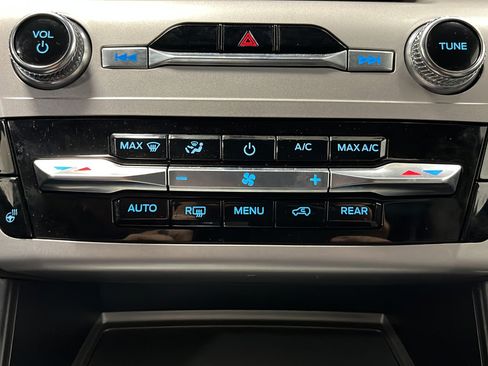 Used 2023 Ford Explorer XLT w/ Equipment Group 202A AWD/4WD image 17