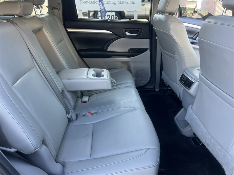Used 2014 Toyota Highlander XLE FWD image 25