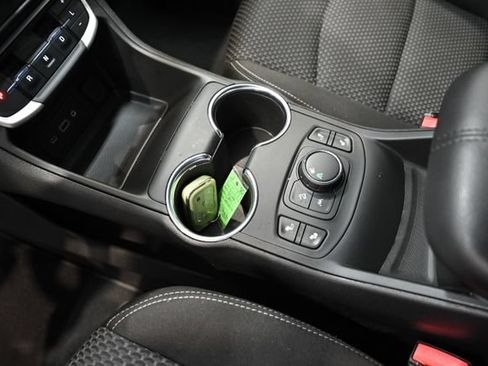 Used 2024 GMC Terrain SLE w/ Driver Convenience Package FWD image 16