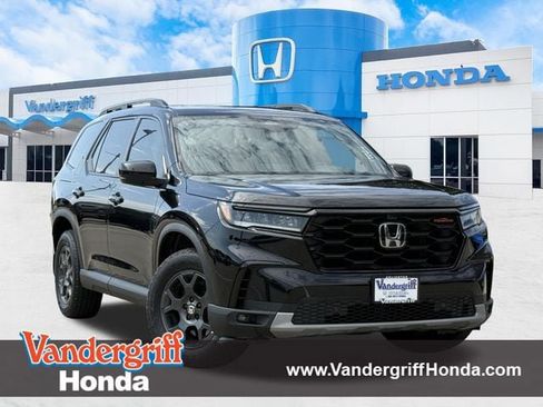 Used 2025 Honda Pilot TrailSport image 1