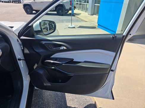 Used 2024 Chevrolet Trax LT FWD image 39