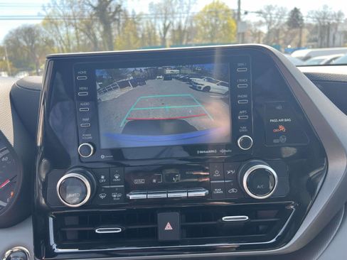 Used 2022 Toyota Highlander LE AWD/4WD image 30