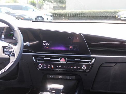 Used 2025 Kia Niro EX FWD image 17