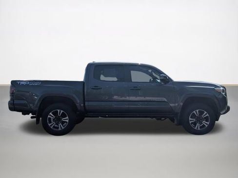 Used 2019 Toyota Tacoma TRD Sport AWD/4WD image 2