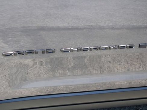 Used 2024 Jeep Grand Cherokee L Altitude AWD/4WD image 9
