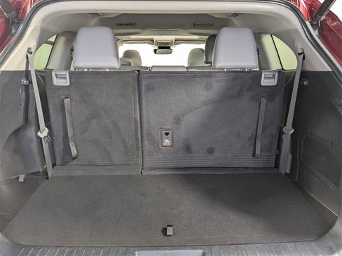 Used 2022 Toyota Highlander XLE image 27