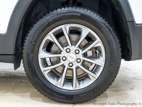 Used 2019 Jeep Cherokee Latitude Plus w/ Comfort/Convenience Group image 12