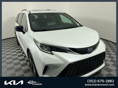 Used 2023 Toyota Sienna XSE FWD image 1