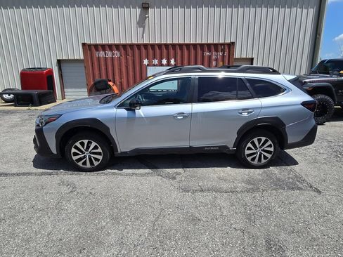 Used 2023 Subaru Outback Premium AWD/4WD image 3