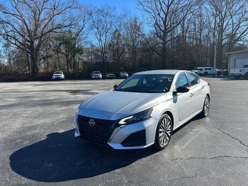 Used 2024 Nissan Altima 2.5 SV image 2