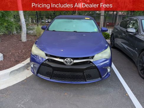 Used 2015 Toyota Camry SE w/ Moonroof Package FWD image 2