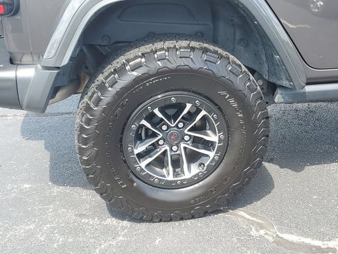 Used 2025 Jeep Wrangler Unlimited Rubicon AWD/4WD image 5