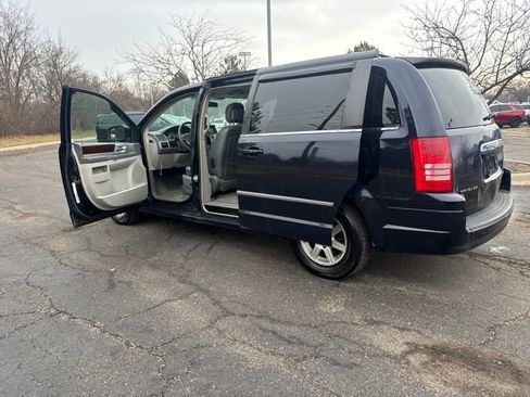 Used 2010 Chrysler Town & Country Touring image 28