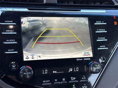 Used 2020 Toyota Camry SE w/ Sunroof Package image 29