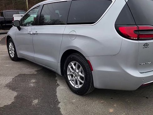 Used 2024 Chrysler Pacifica Touring-L image 6
