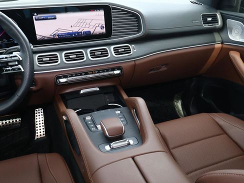 Used 2025 Mercedes-Benz GLS 450 4MATIC image 11