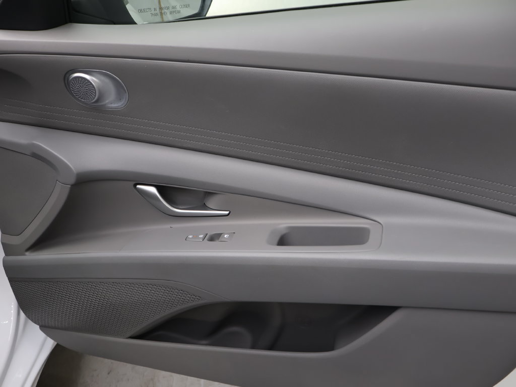 Used 2026 Hyundai Elantra SE FWD image 11