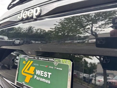 Used 2023 Jeep Grand Cherokee Laredo w/ Luxury Tech Group I AWD/4WD image 17