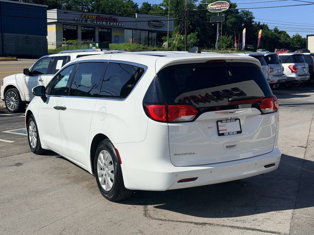 Used 2018 Chrysler Pacifica L FWD image 4