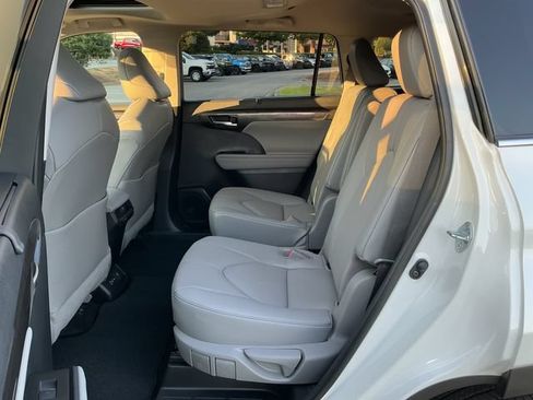 Used 2023 Toyota Highlander Limited FWD image 24