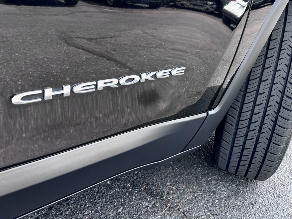 Used 2017 Jeep Cherokee Latitude w/ Cold Weather Group AWD/4WD image 6