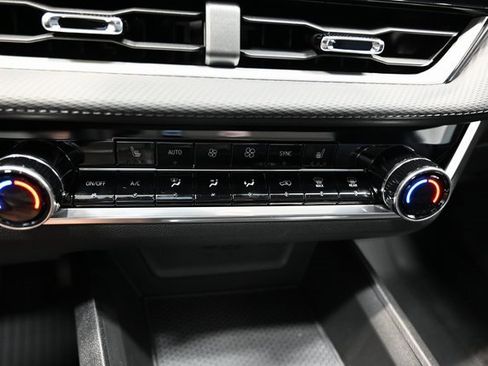 New 2026 Chevrolet Equinox LT w/ Convenience Package II image 17