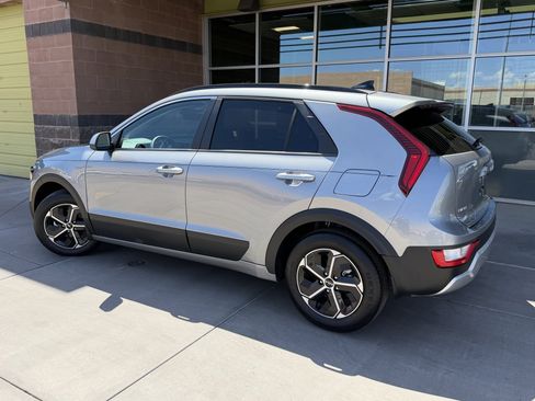 Used 2025 Kia Niro LX FWD image 5