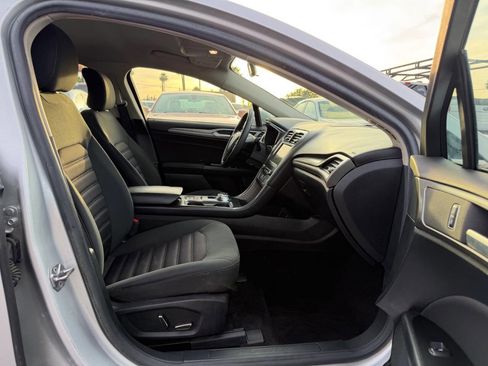 Used 2017 Ford Fusion SE FWD image 22