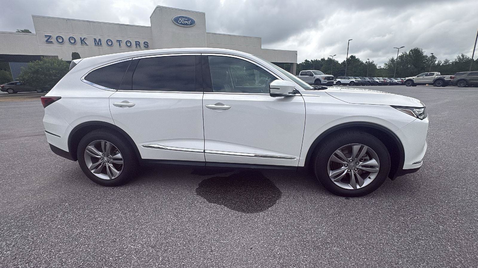 Used 2023 Acura MDX SH-AWD image 3