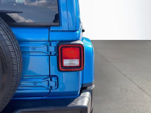 Used 2022 Jeep Wrangler Unlimited Sahara AWD/4WD image 11