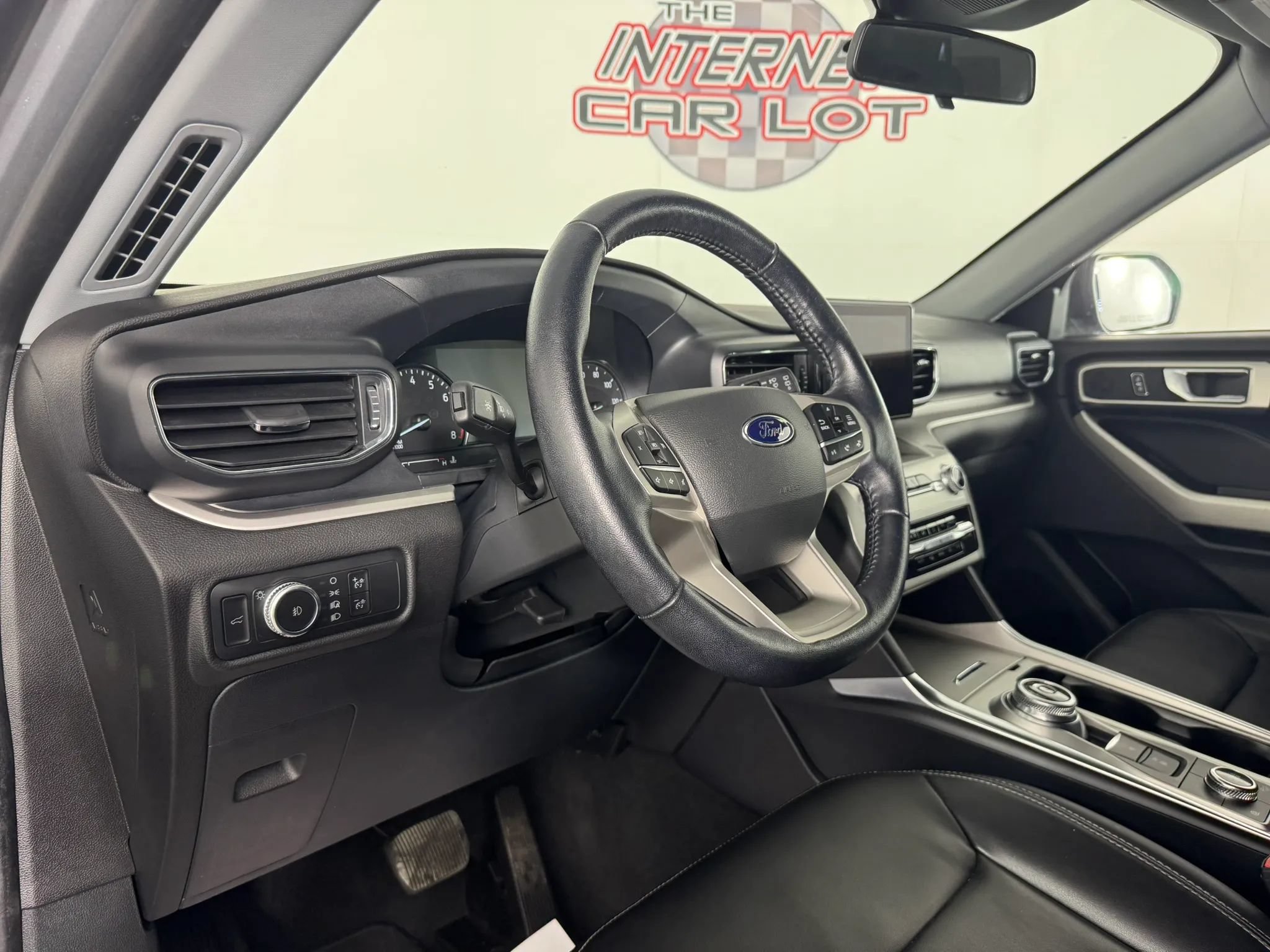 Used 2022 Ford Explorer XLT w/ Equipment Group 202A AWD/4WD image 10