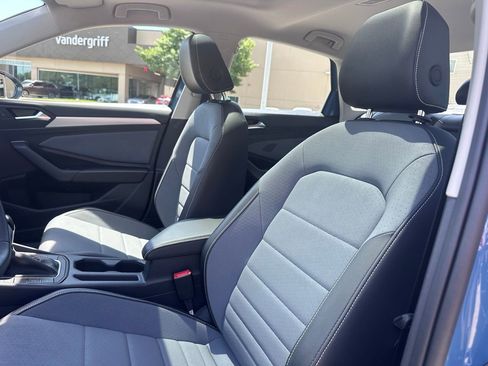 Used 2025 Volkswagen Jetta SE FWD image 21
