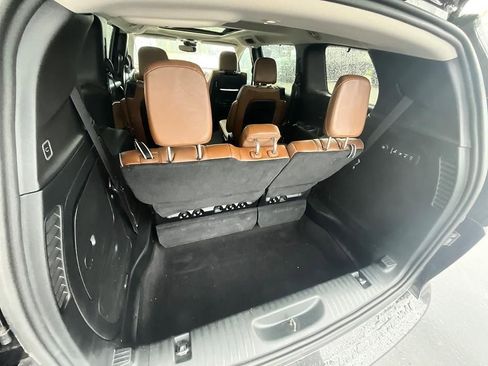 Used 2019 Chrysler Pacifica Limited w/ Tire & Wheel Group FWD image 6
