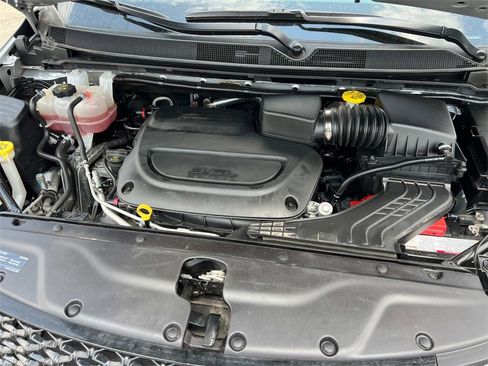 Used 2024 Chrysler Pacifica Touring-L image 9