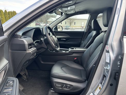 Used 2025 Toyota Grand Highlander AWD image 13