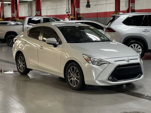 Used 2019 Toyota Yaris LE FWD image 2