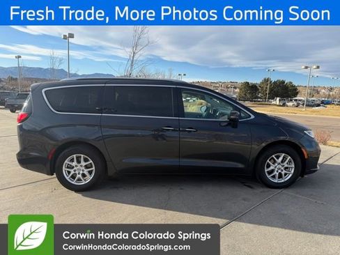 Used 2021 Chrysler Pacifica Touring-L image 8