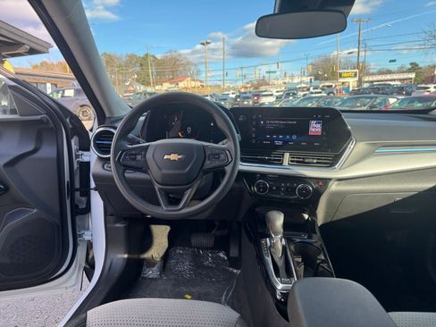 Used 2025 Chevrolet Trax LT image 28
