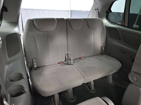 Used 2008 Hyundai Entourage GLS FWD image 34